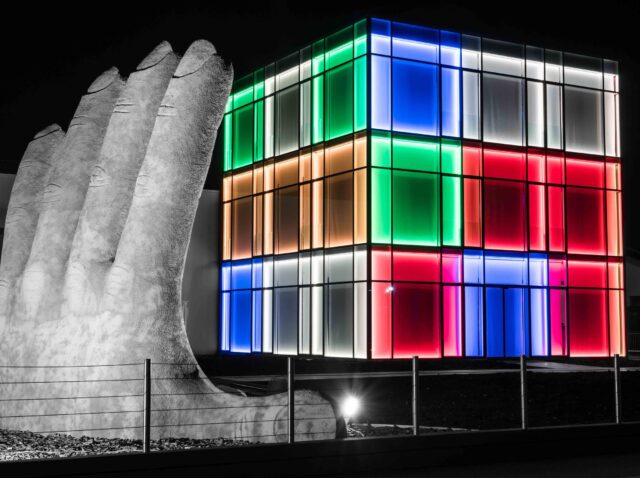 foto-notturna-con-mano_colore-scaled